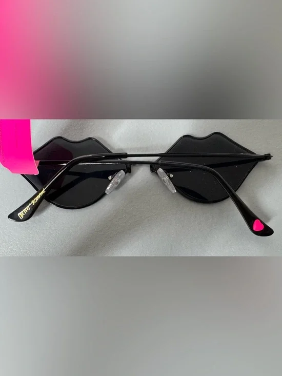 Betsey Johnson Black Kiss-Shaped lip Sunglasses blacked out retro funky unique - Picture 3 of 7